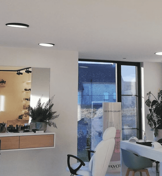 Akoestische spanplafonds met ingewerkt lichtplafond